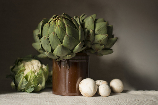 photo culinaire représentant un bouquet d'artichauts accompagné d'un chou-fleur et de champignons